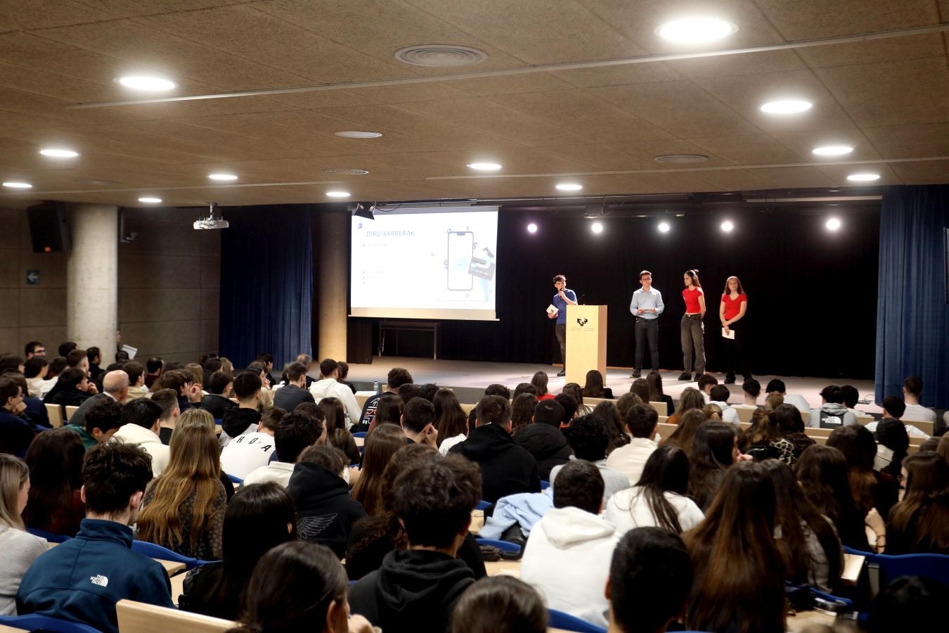 El grupo Emergicasc de La Salle Berrozpe (Andoain) en un momento de la defensa de su proyecto 
