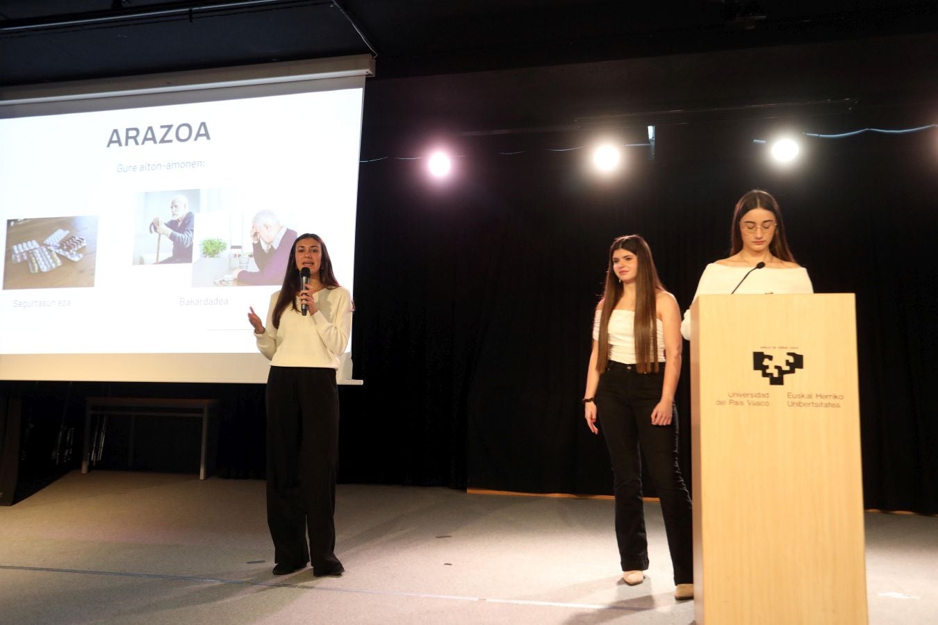 El grupo Bombo Team de IES Pio Baroja BHI (Irun) en un momento de la defensa de su proyecto 
