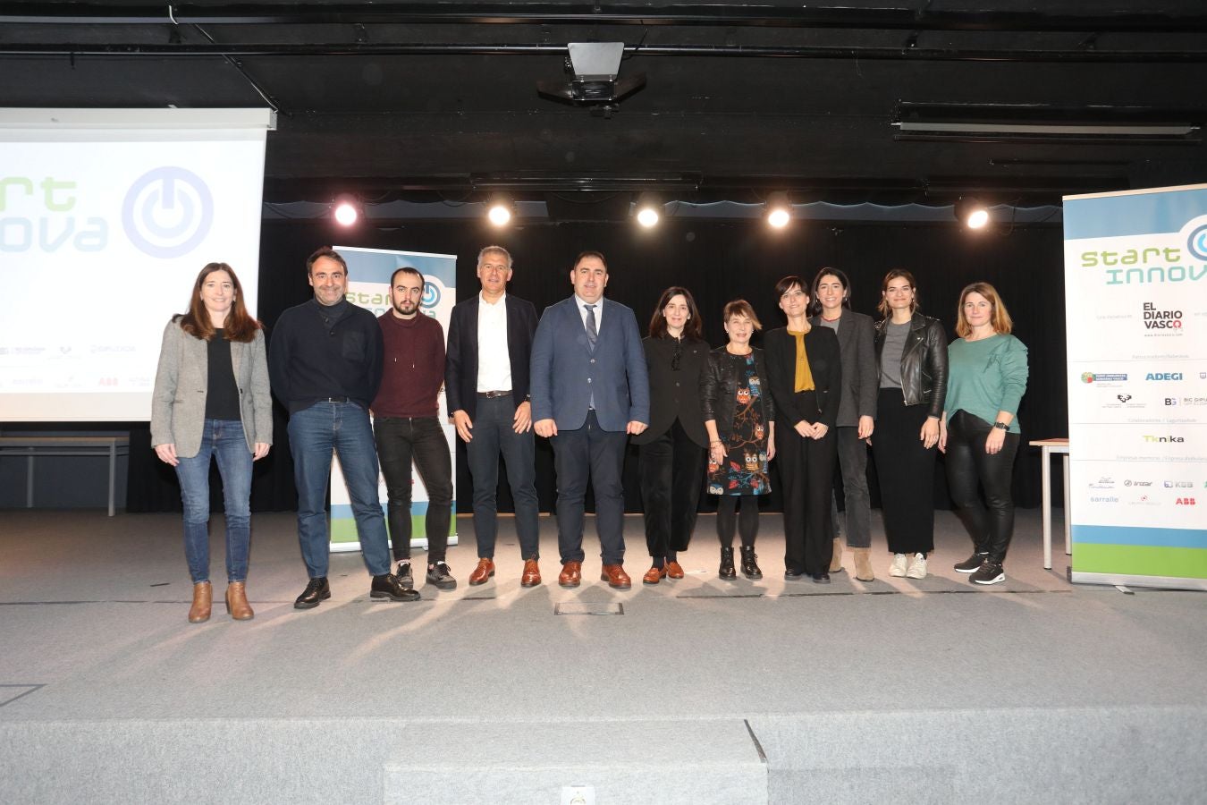 Representantes de las entidades patrocinadoras, empresas mentoras y organzaidor de STARTinnova: Pili Alonso (directora ejecutiva en Tknika); Iñigo Artetxe (KSB); Jokin Matxinandiarena (Irizar); Mikel Sarriegi (director de formación y talento de Adegi); Jon Labaka (viceconsejero de Formación Profesional en Gobierno Vasco); Olatz Ocerin (Directora de Estudiantes, Euskera y Cultura Campus de Gipuzkoa de la UPV/ EHU) ;Itziar Azkue (Profesora titular de la Facultad de Economía y Empresa de la UPV/EHU y miembro del comité evaluador de STARTinnova); Esther Paguey (directora de proyectos en BIC Gipuzkoa); Marta Viscasilla (Wisco), Marta Garín (Altuna y Uria); Ainhoa Unamuno (directora de proyectos en BIC Gipuzkoa); 