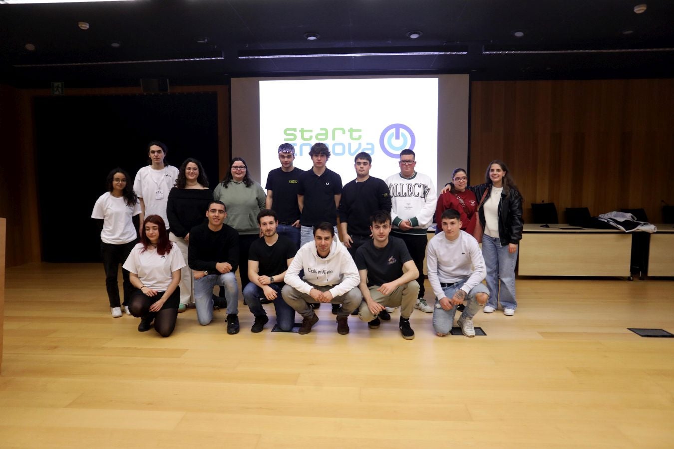Todos los finalistas de la categoría de mayores de 18 años posan juntos 