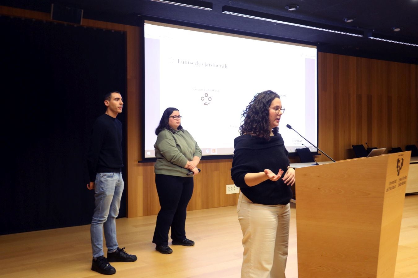 El grupo 4 de IES Leizaran BHI (Andoain) en un momento de la defensa de su proyecto 