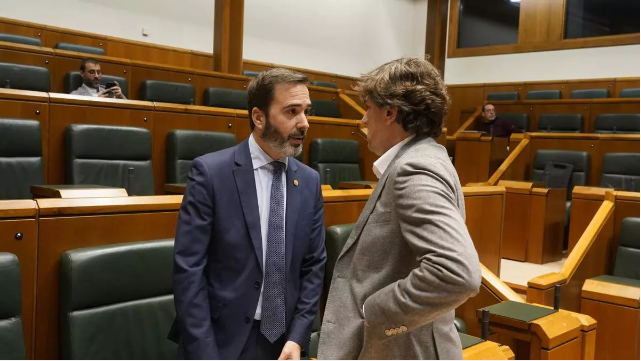 Andueza conversa con Hurtado en la Cámara de Vitoria.