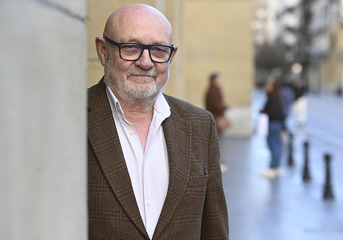 Ángel Fernández, frente a la Diputación Foral de Gipuzkoa.