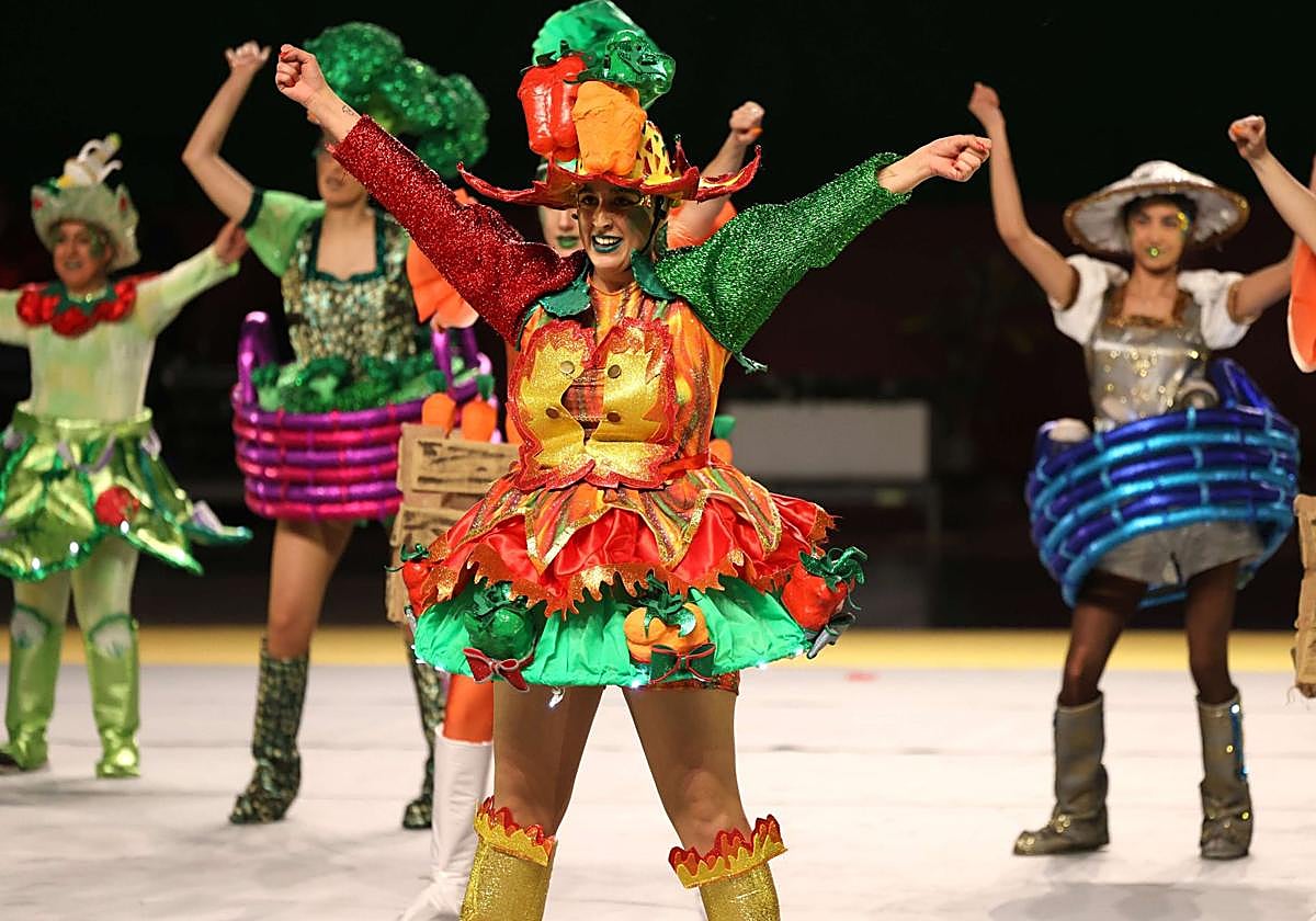 La presentación de las comparsas del Carnaval donostiarra se celebra este viernes en Illunbe.