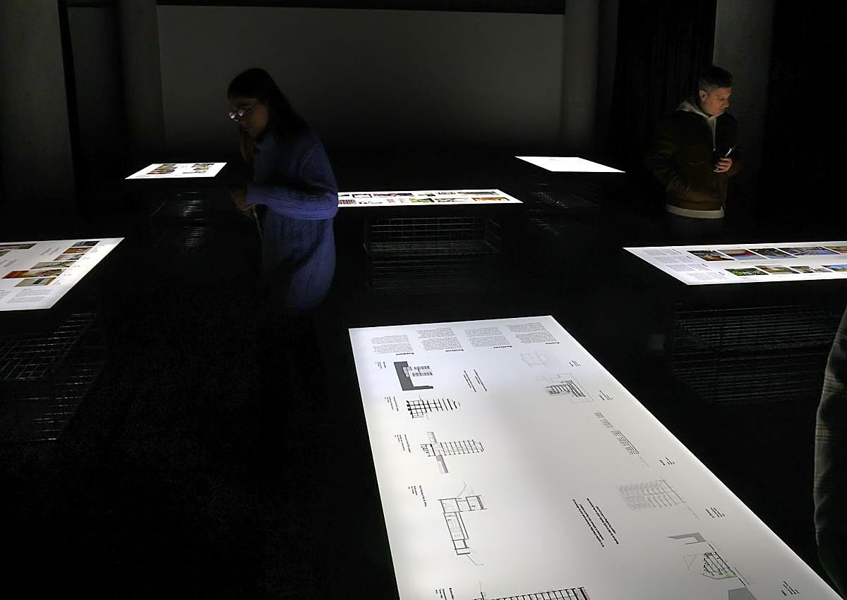 Imagen secundaria 1 - La exposición se divide en dos salas, donde se muestran fotografías y planos de los 18 trabajos finalistas.