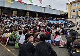 Festako parte-hartzaileak patioan.