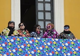 Las 'Chicas del Archivo', en el balcón de la casa de cultura.