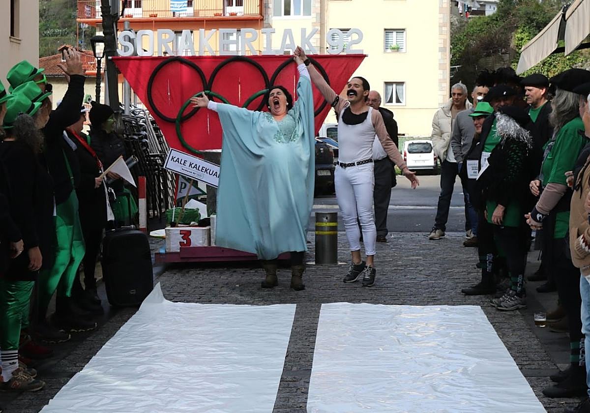 Montserrat Caballé eta Freddie Mercury Soraluzera gerturatu ziren iaz, Joku Olinpikoek protagonismoa izan zuten inauterietan parte hartzeko.
