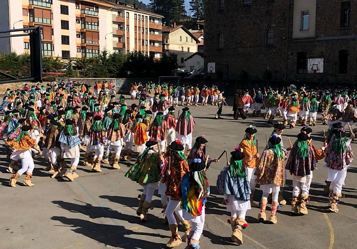 Olaitturri volverá a vestirse de colores este jueves con los más pequeños como protagonistas.