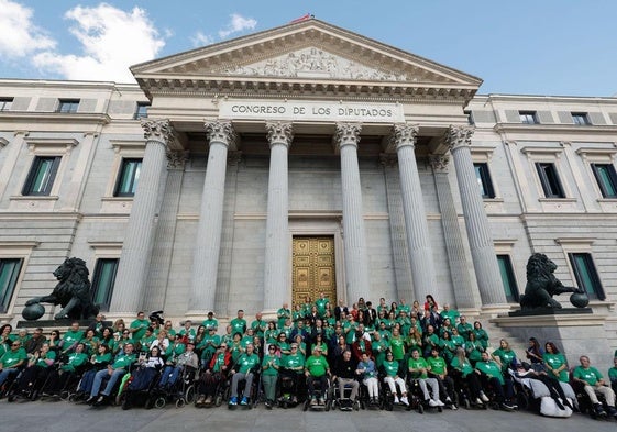 Pacientes con esclerosis lateral amiotrófica en la puerta del Congreso durante la tramitación de la ley del ELA.