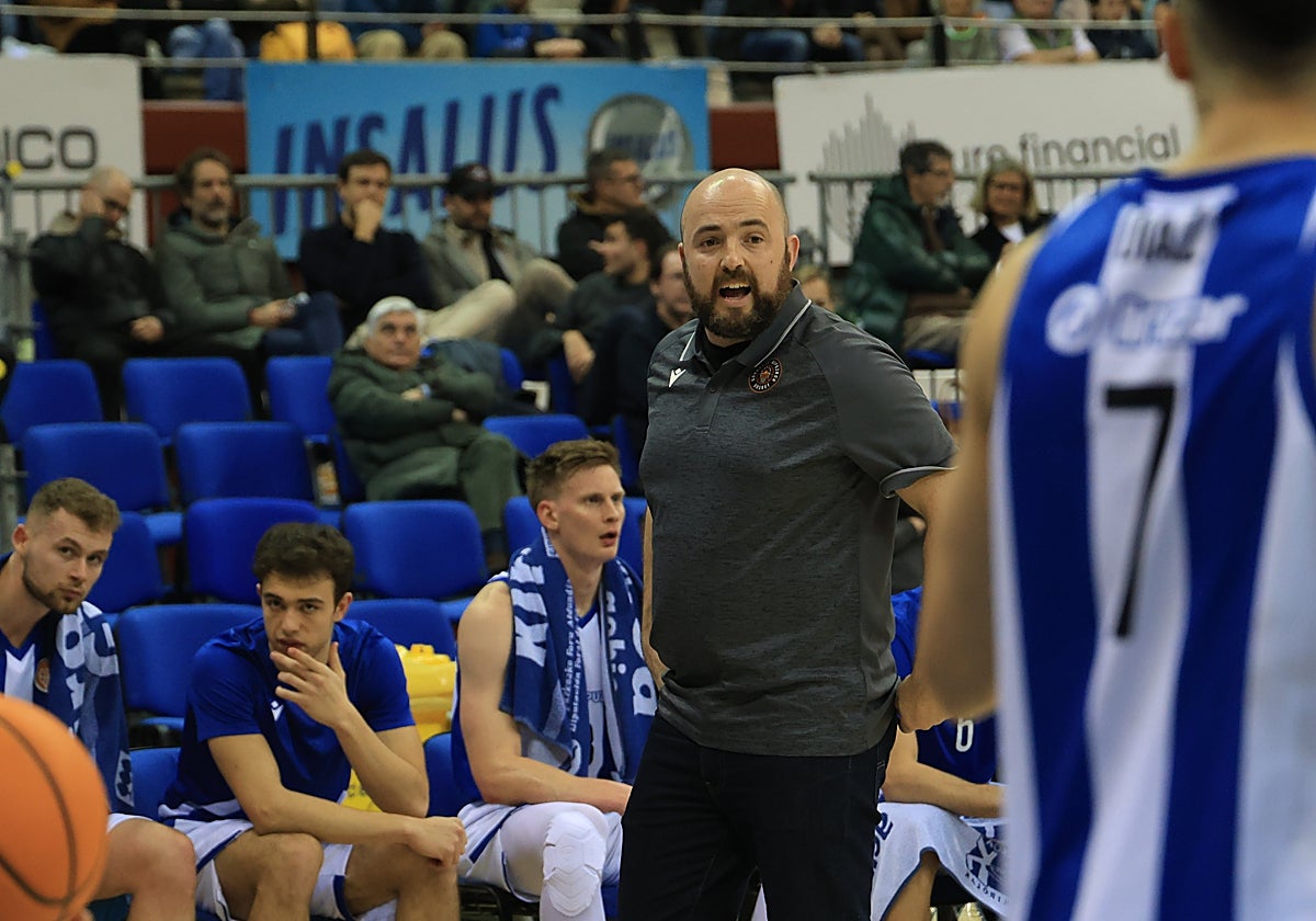 Mikel Odriozola, durante el partido ante el Alicante en el Amenabar Arena.
