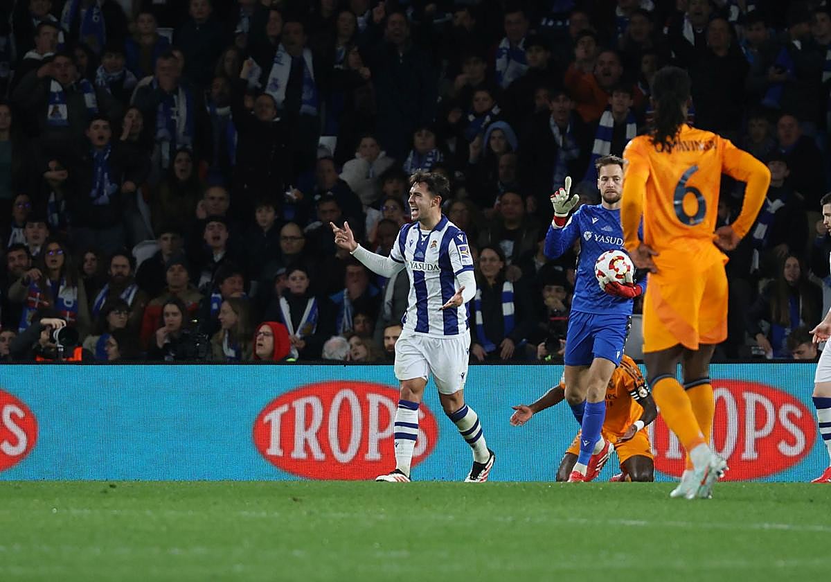 Remiro y Zubimendi le dicen al árbitro que no hay penalti a Vinicius.