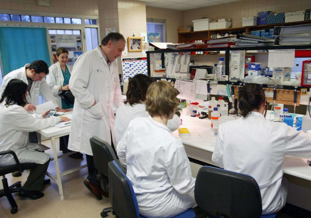 Adolfo López de Munain rodeado de investigadores en un laboratorio del Hospital Donostia.