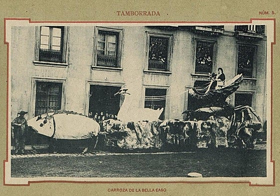 La Bella Easo sobre su carroza. (Del libro: Carnaval de 1900 en San Sebastián)