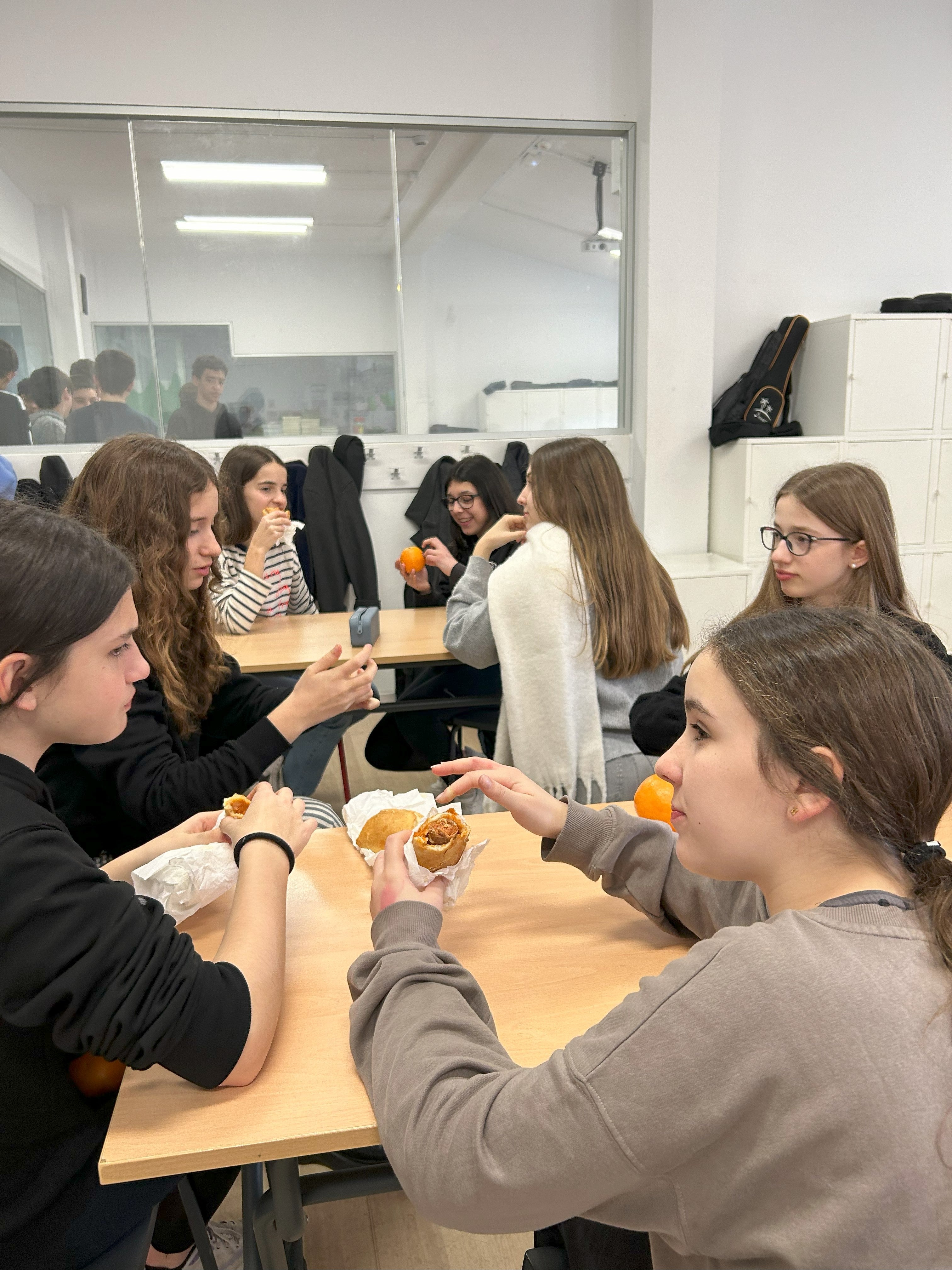 Festín de txoripanes y naranjas de Jueves Gordo entre los escolares