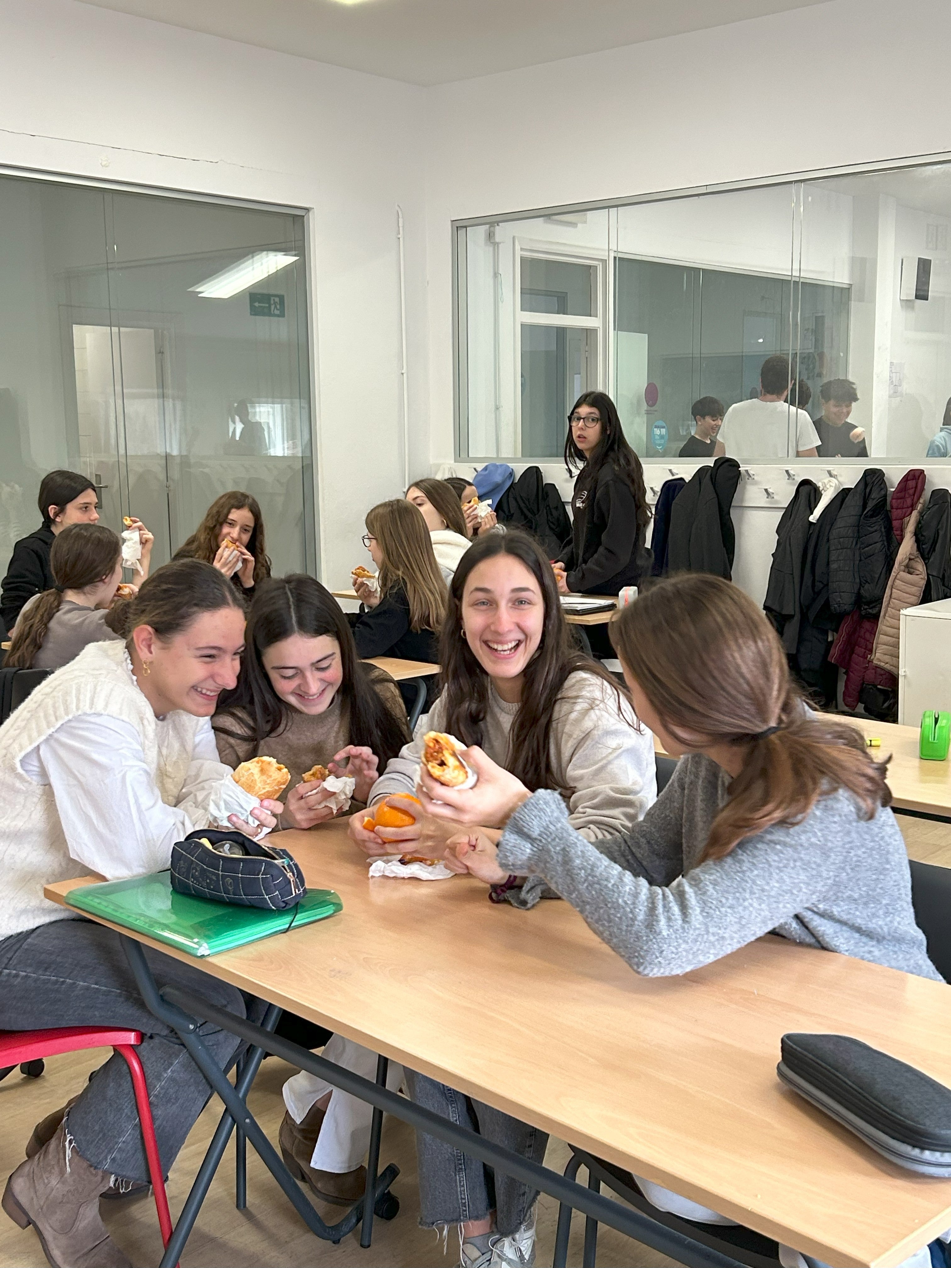 Festín de txoripanes y naranjas de Jueves Gordo entre los escolares