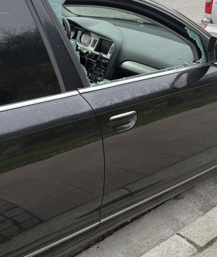 Imagen secundaria 2 - Varios coches estacionados cuyas ventanillas han quedado reventadas.
