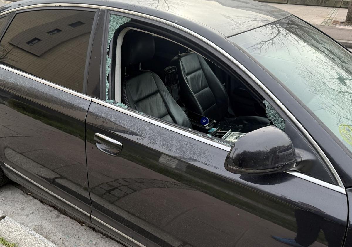 Imagen principal - Varios coches estacionados cuyas ventanillas han quedado reventadas.