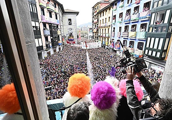 El txupinazo ha sido en una abarrotada plaza Zaharra de Tolosa.