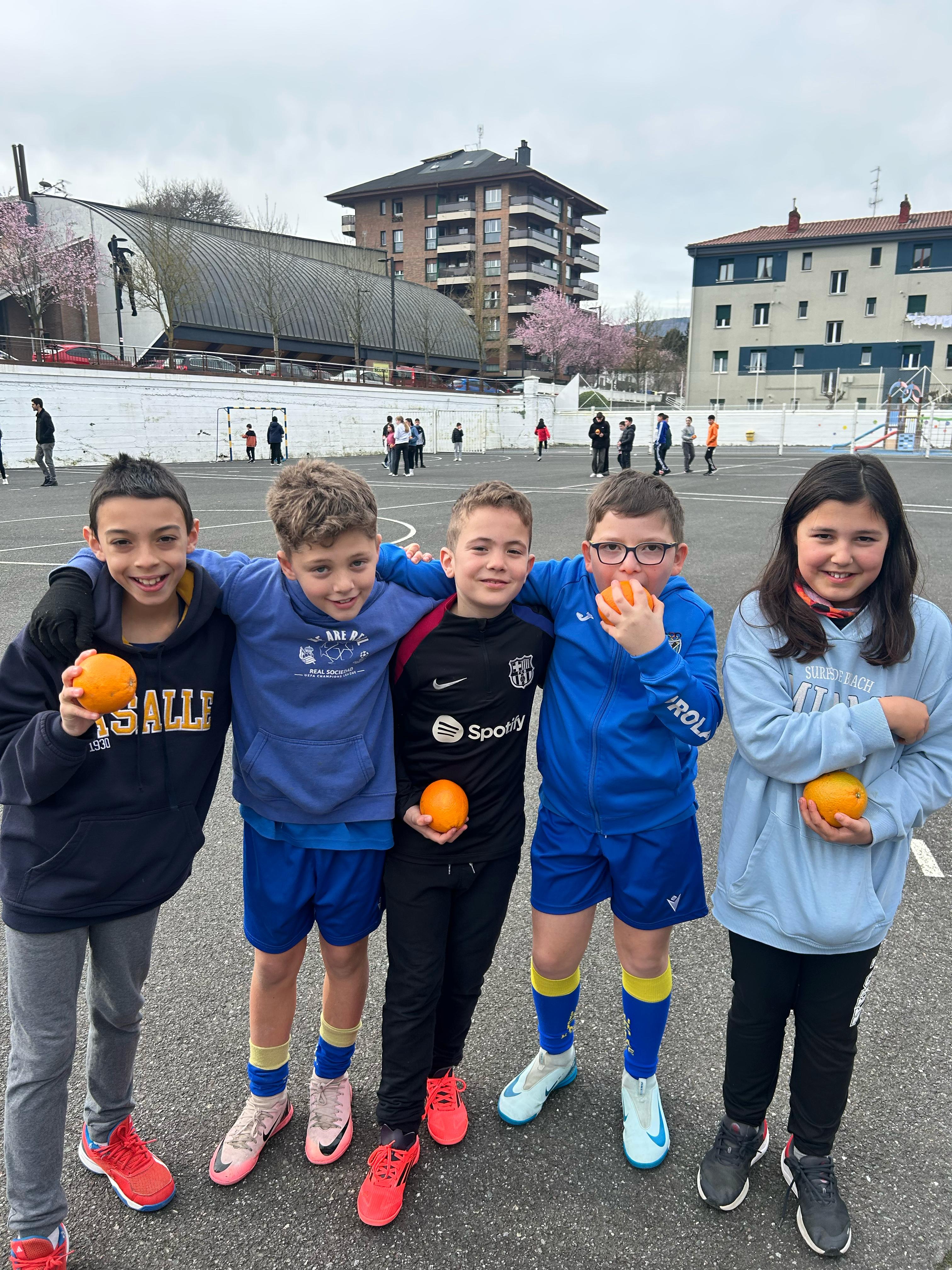 Festín de txoripanes y naranjas de Jueves Gordo entre los escolares