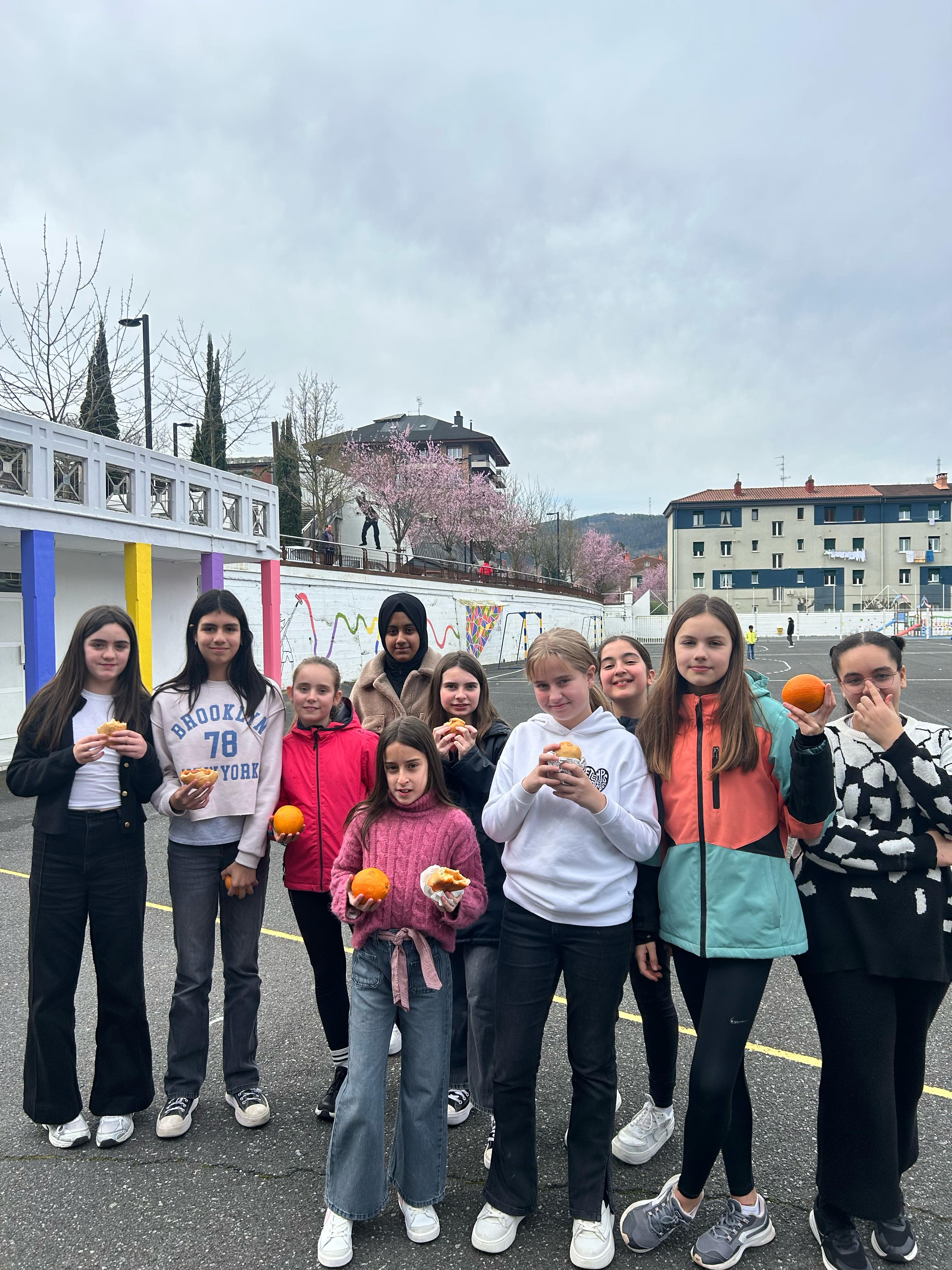 Festín de txoripanes y naranjas de Jueves Gordo entre los escolares