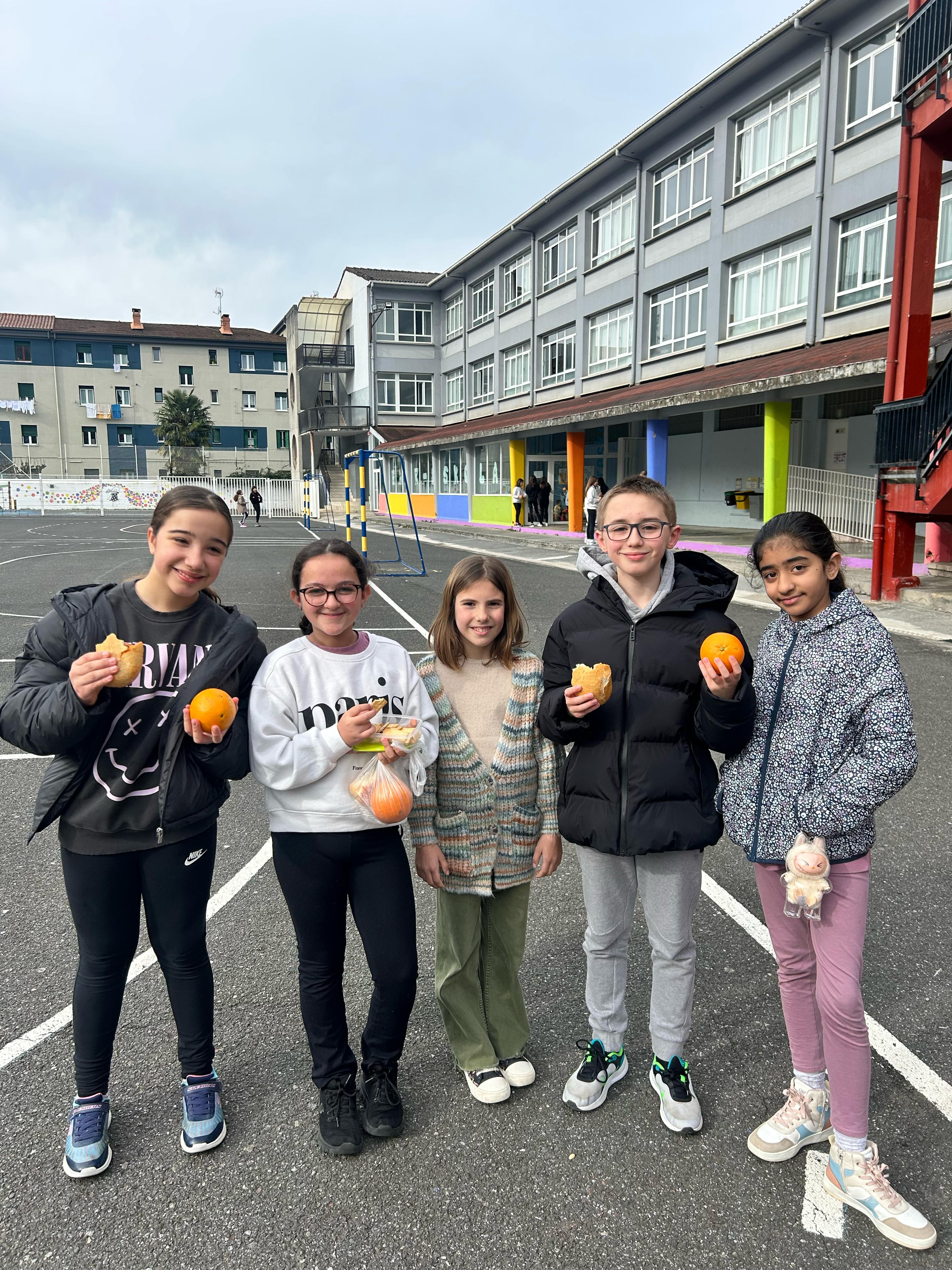 Festín de txoripanes y naranjas de Jueves Gordo entre los escolares