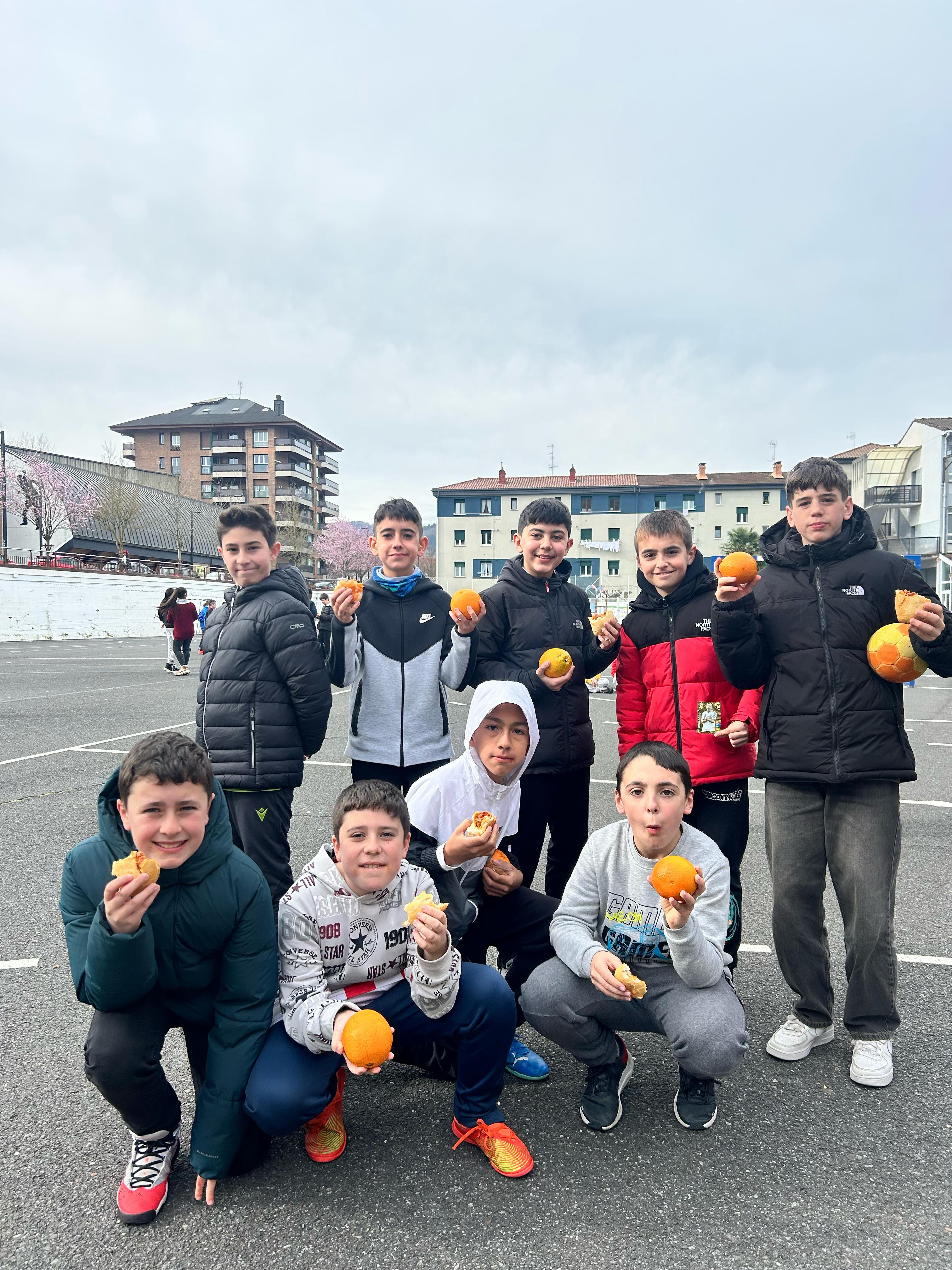 Festín de txoripanes y naranjas de Jueves Gordo entre los escolares