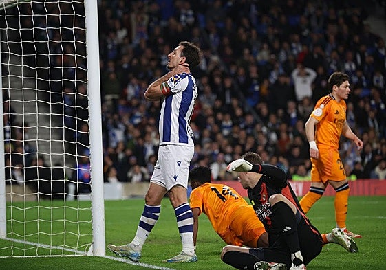Oyarzabal se lamenta tras fallar una ocasión ante el Real Madrid