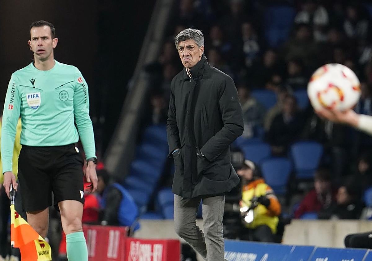 Imanol, con gesto serio durante el choque ante el Madrid.