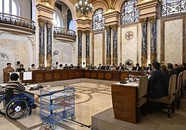 La corporación municipal vota uno de los puntos del orden del día de la sesión celebrada ayer en el Salón de Plenos del Ayuntamiento.