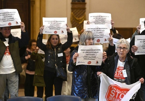 Protesta de Stop Desahucios, Inquilinos Azora y Alokairu en el Pleno.