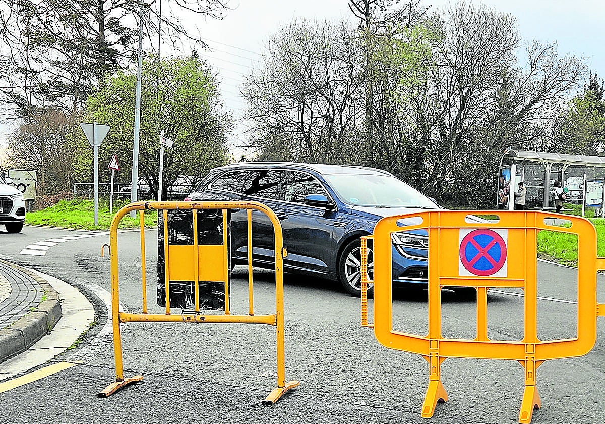 Mikel, un trabajador del parque tecnológico de Miramon, se queja amargamente. «Si ya es complicado encontrar un sitio para aparcar, te topas con unas vallas que prohíben la bajada desde la rotonda de la Policlínica. Pero después te das cuenta de que no hay incidencias, sino que a Movilidad se le ha olvidado quitarlas 12 horas después del partido de la Real. Lamentable».