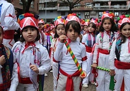 Dantzarako eta festarako prest izango dira ikastolako kideak.