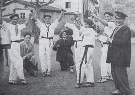 Imagen de la celebración de los carnavales en la plaza de Lazkao, en el año 1950.