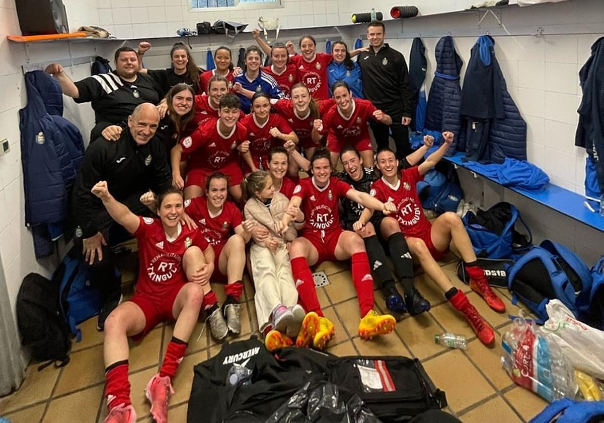 Las mujeres del OKE, felices tras adjudicarse la victoria.