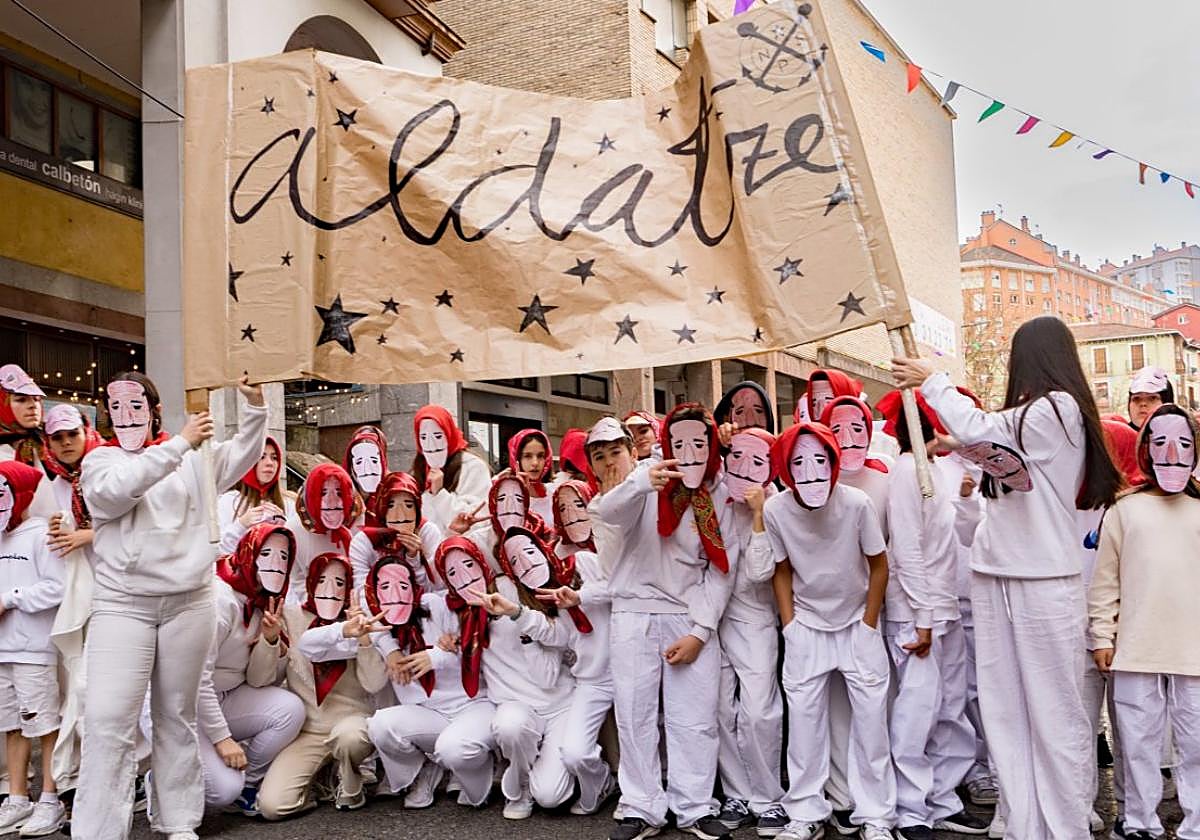 Espectáculo callejero. El concierto de Zetak, bajo el título 'Mitoaroa', fue el motivo elegido del disfraz de los alumnos de Aldatze.