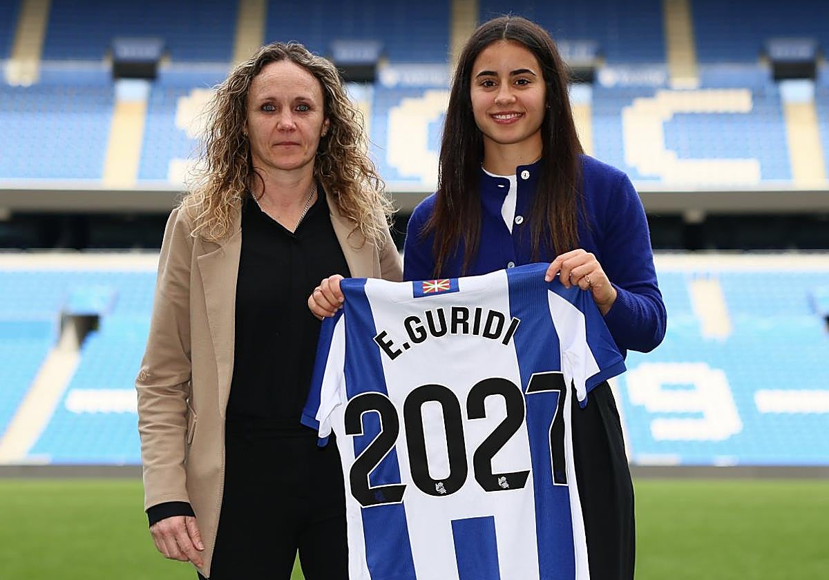 Maider Castillo y Elene Guridi, ayer sobre el césped de Anoeta.