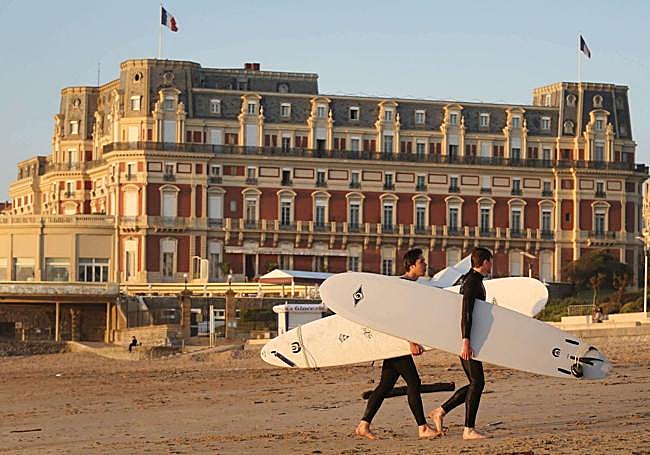 Dos surfistas en Biarritz.