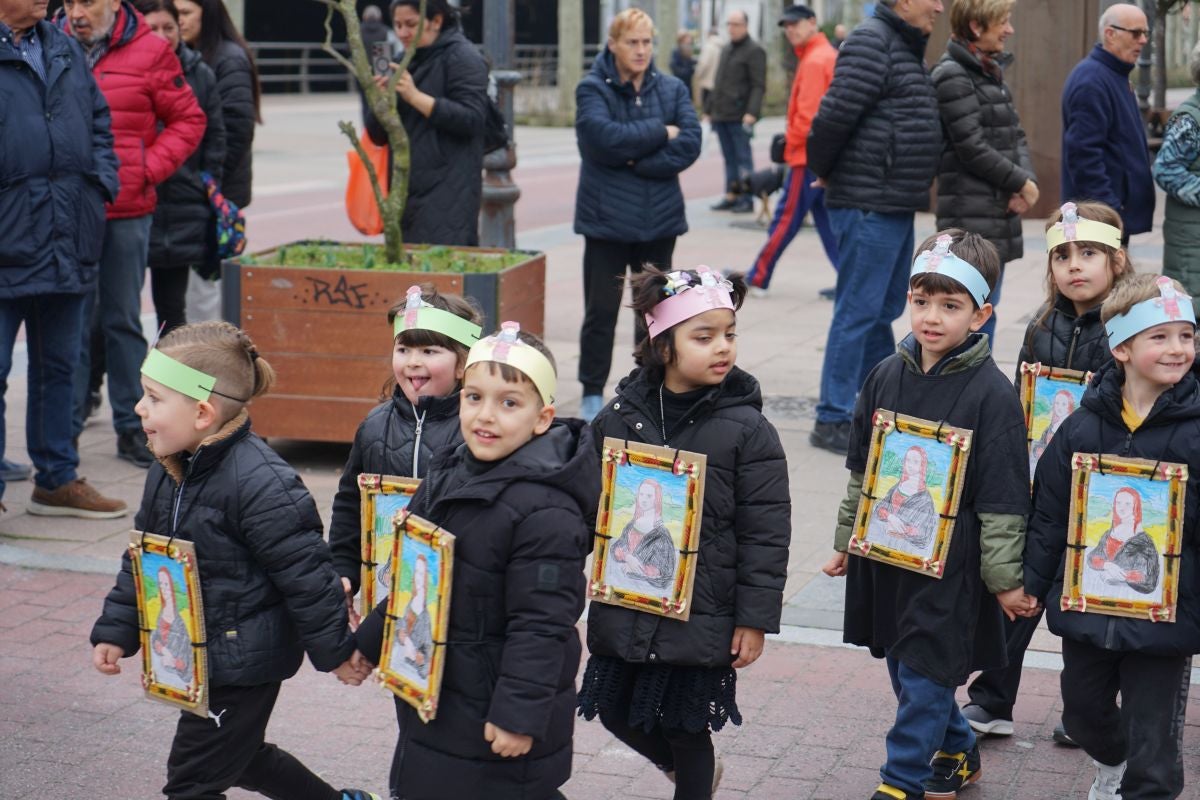 Herriko ikasle gazteek kaleak kolorez eta mozorroz bete dituzte