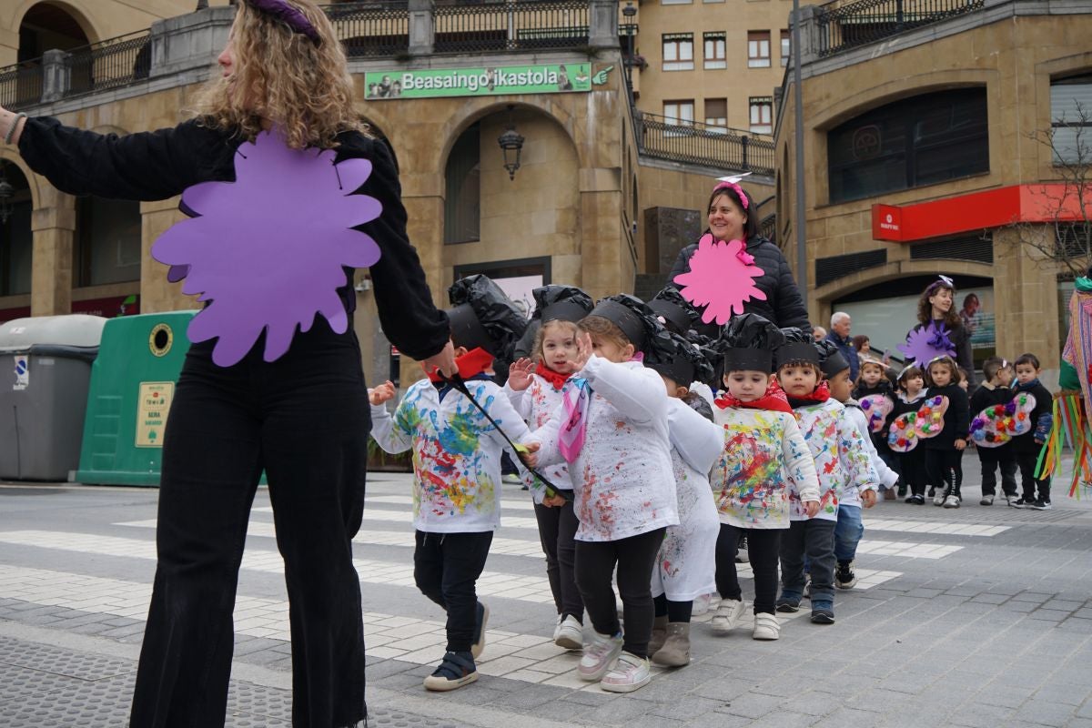 Herriko ikasle gazteek kaleak kolorez eta mozorroz bete dituzte