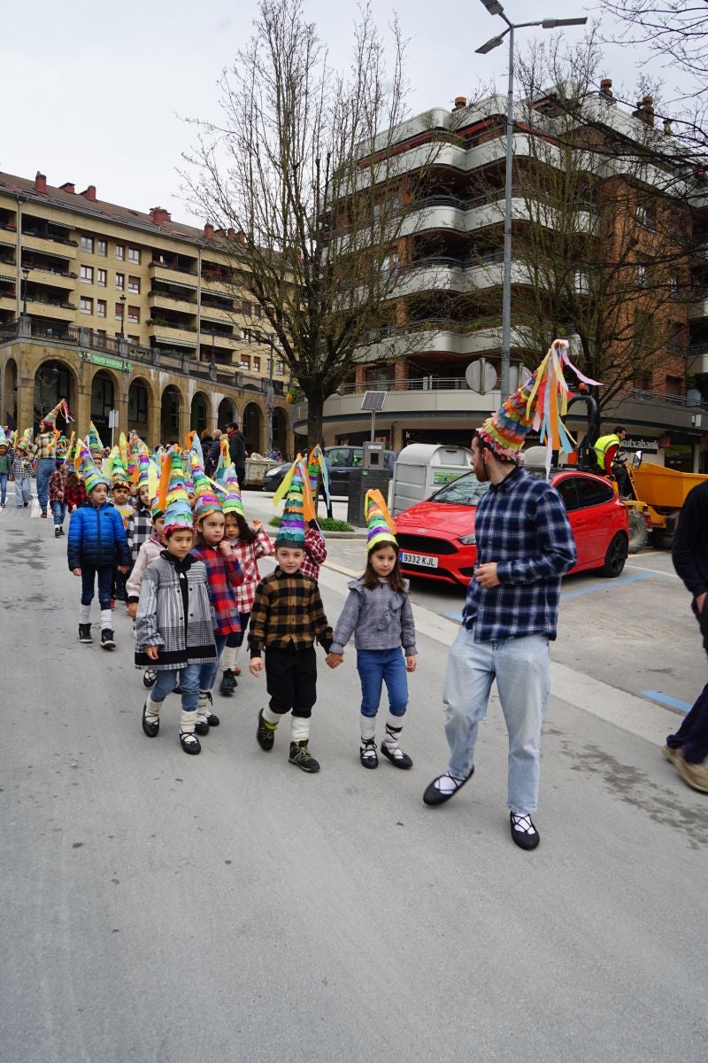 Herriko ikasle gazteek kaleak kolorez eta mozorroz bete dituzte