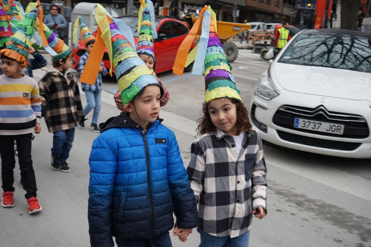 Herriko ikasle gazteek kaleak kolorez eta mozorroz bete dituzte