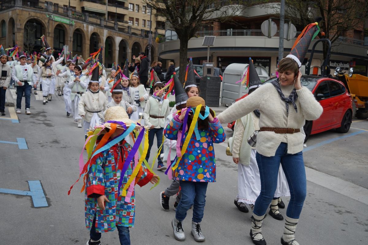 Herriko ikasle gazteek kaleak kolorez eta mozorroz bete dituzte