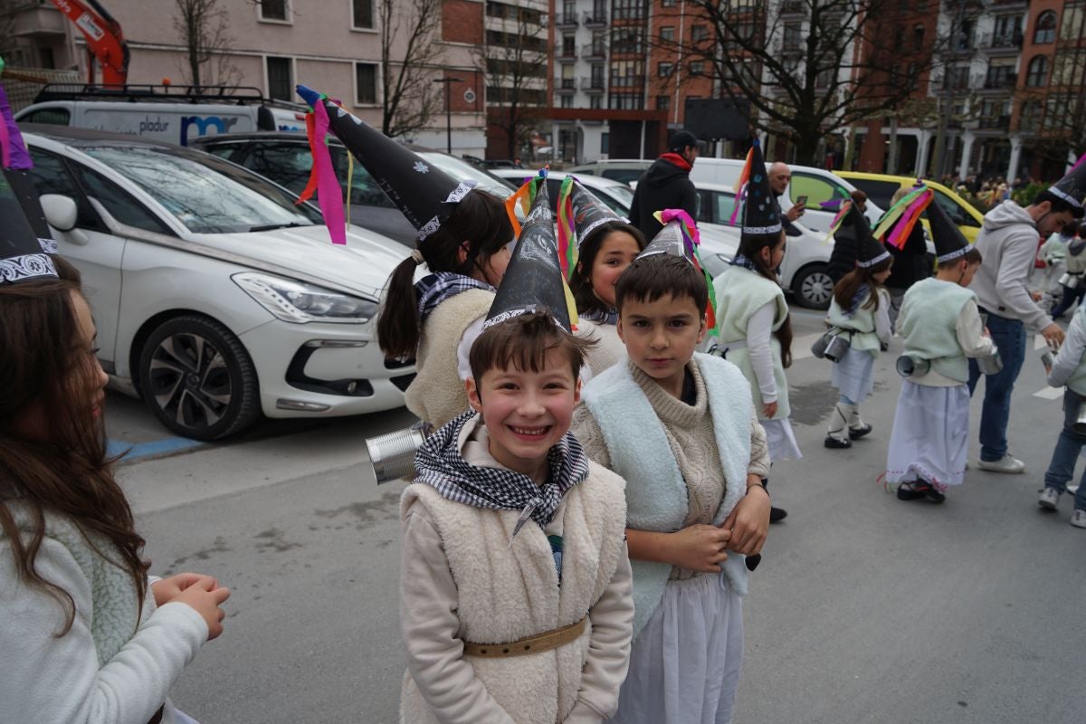Herriko ikasle gazteek kaleak kolorez eta mozorroz bete dituzte