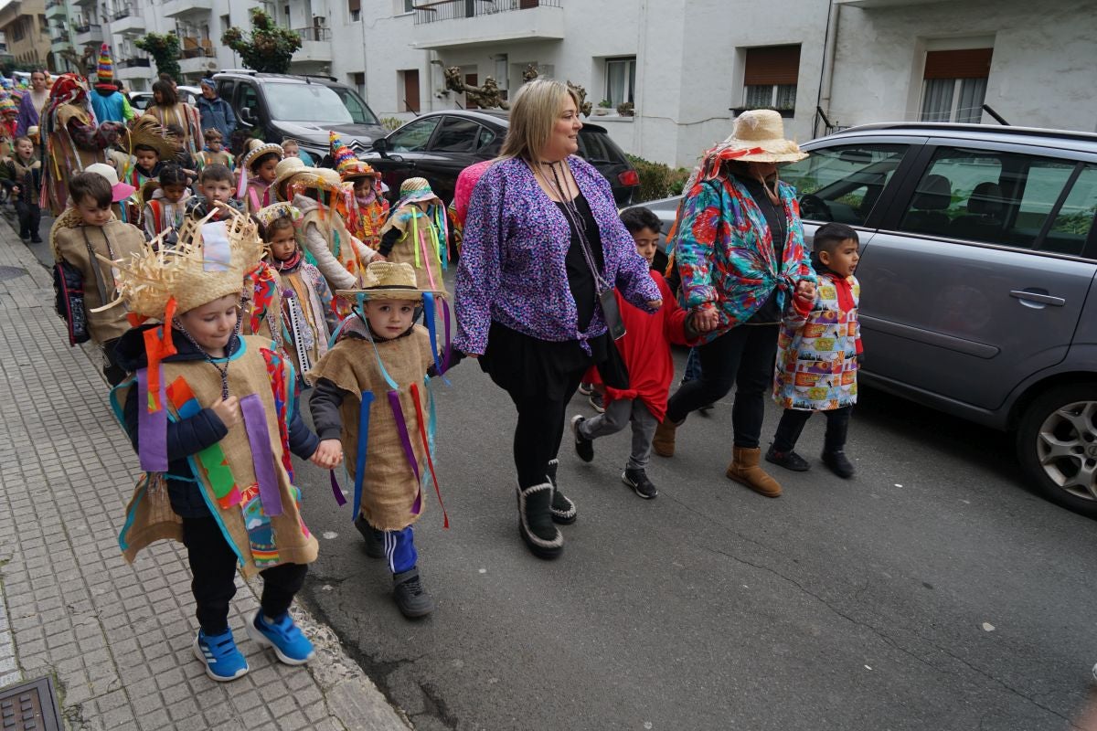 Herriko ikasle gazteek kaleak kolorez eta mozorroz bete dituzte