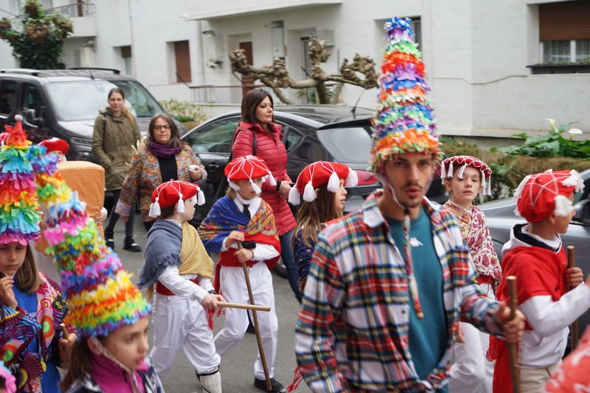 Herriko ikasle gazteek kaleak kolorez eta mozorroz bete dituzte
