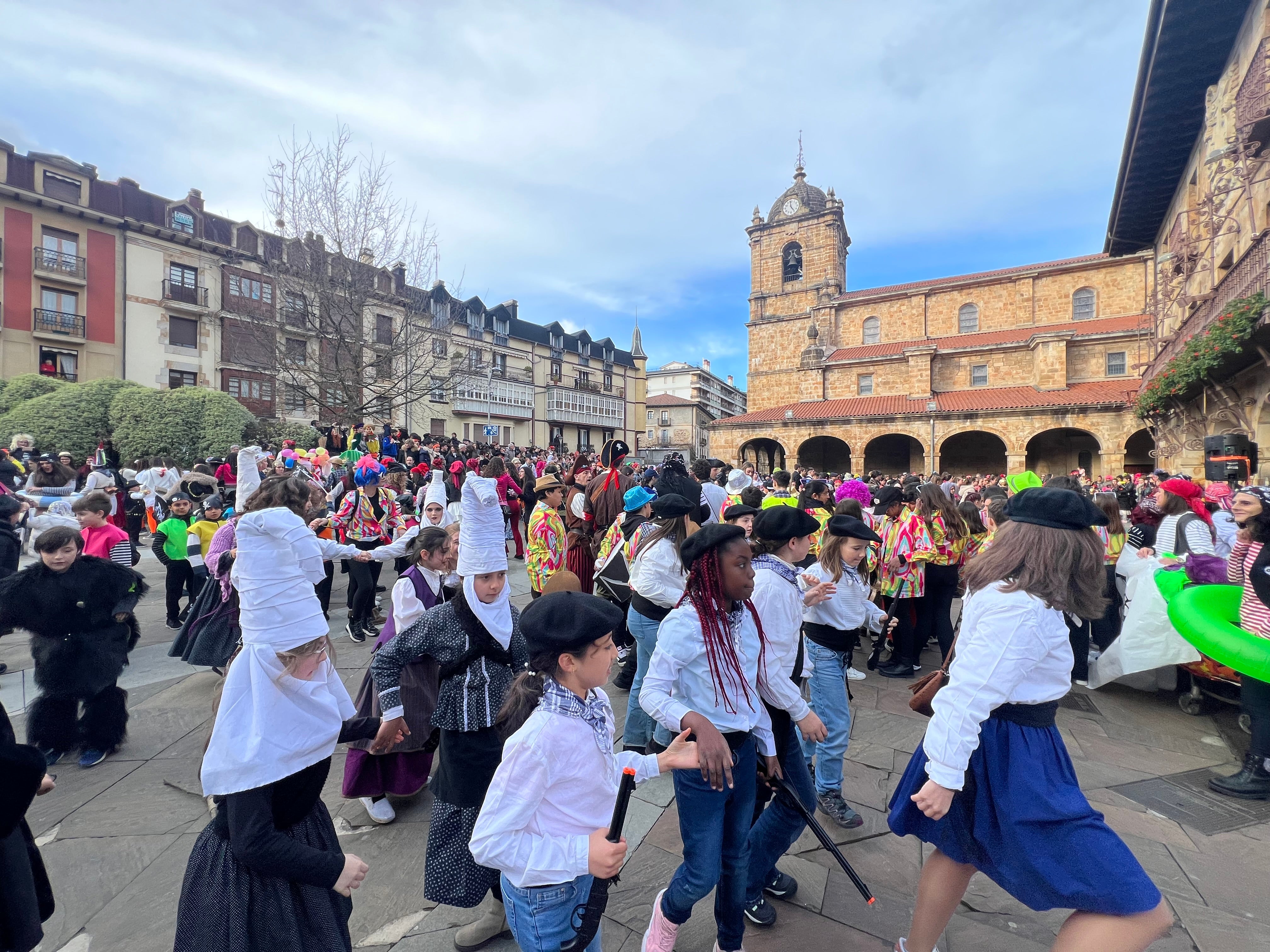 Escolares, Lintx y Katamalos inauguran oficialmente el Carnaval en Legazpi