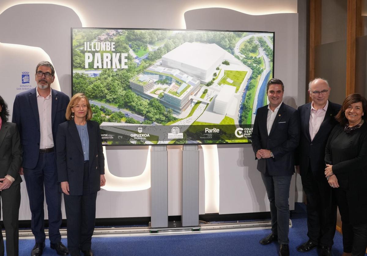 Los representantes del proyecto presentan el acuerdo en el Ayuntamiento de San Sebastián.