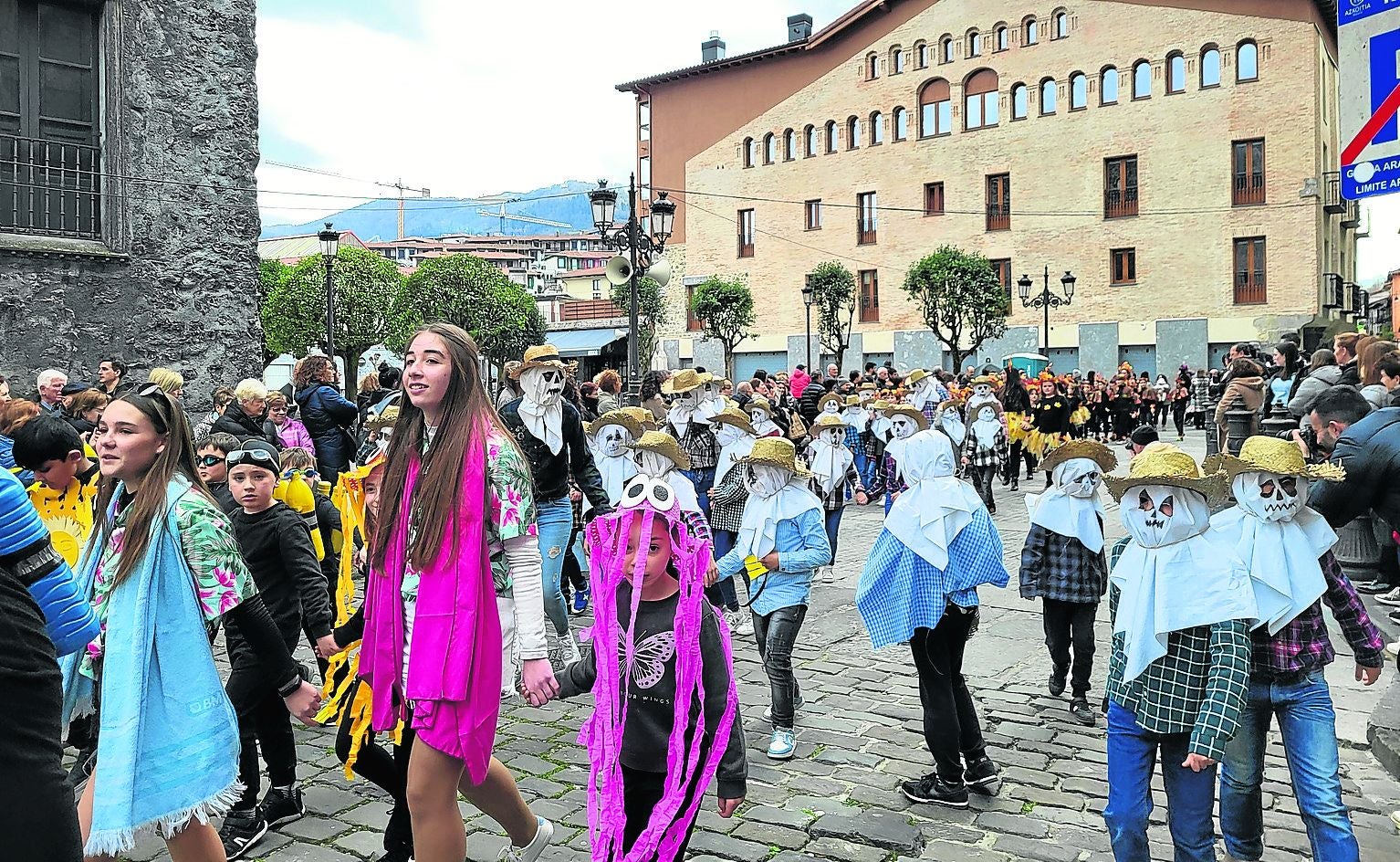 Ikasleen desfilea plazan.
