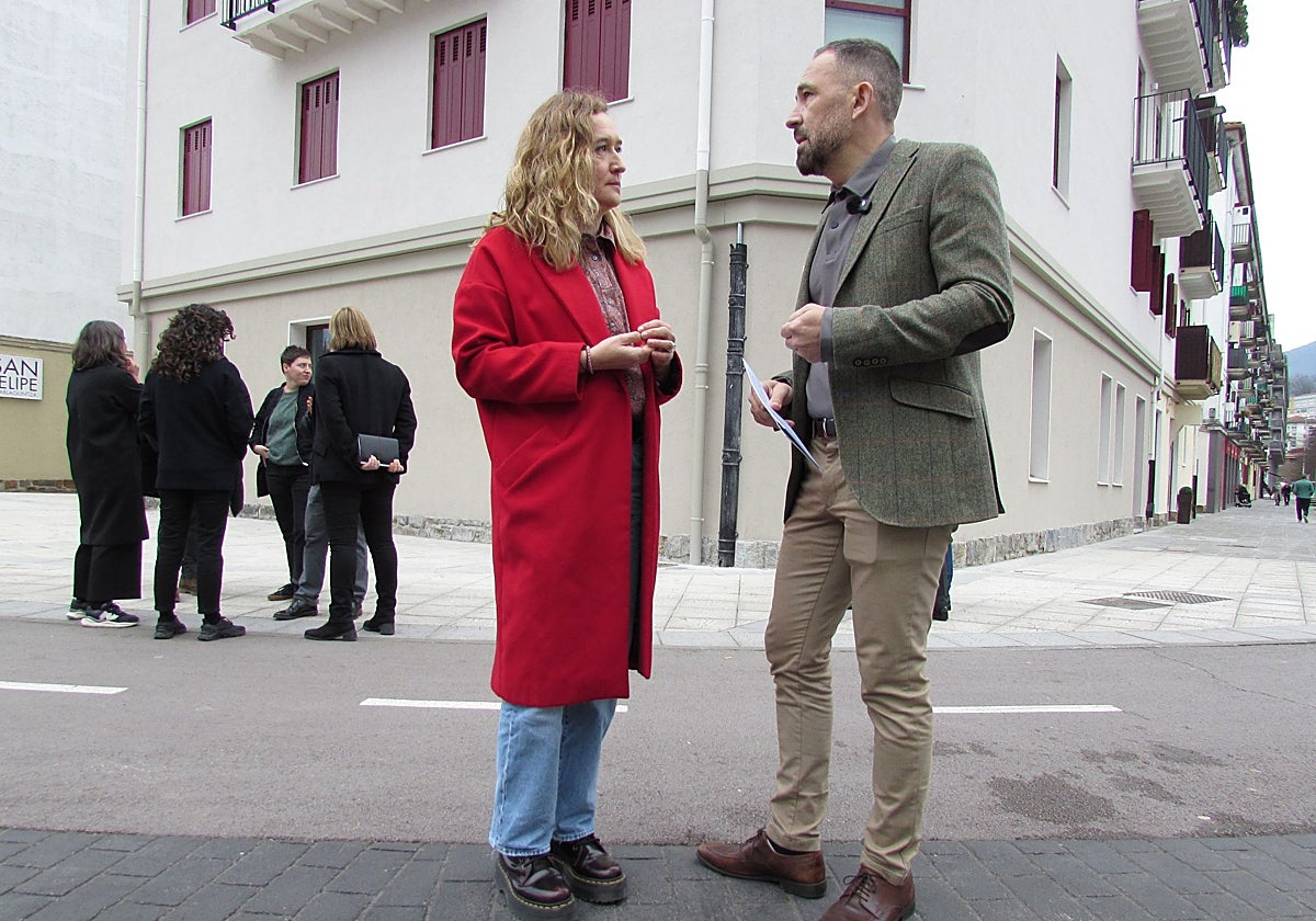 La alcaldesa Maider Morras y el consejero de Vivienda Denis Itxaso delante del bloque de 12 alojamientos dotacionales en la antigua Casa de los Sindicatos del Grupo San Juan.